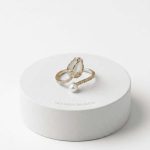 Anillo ajustable de tulipan dorado con perla