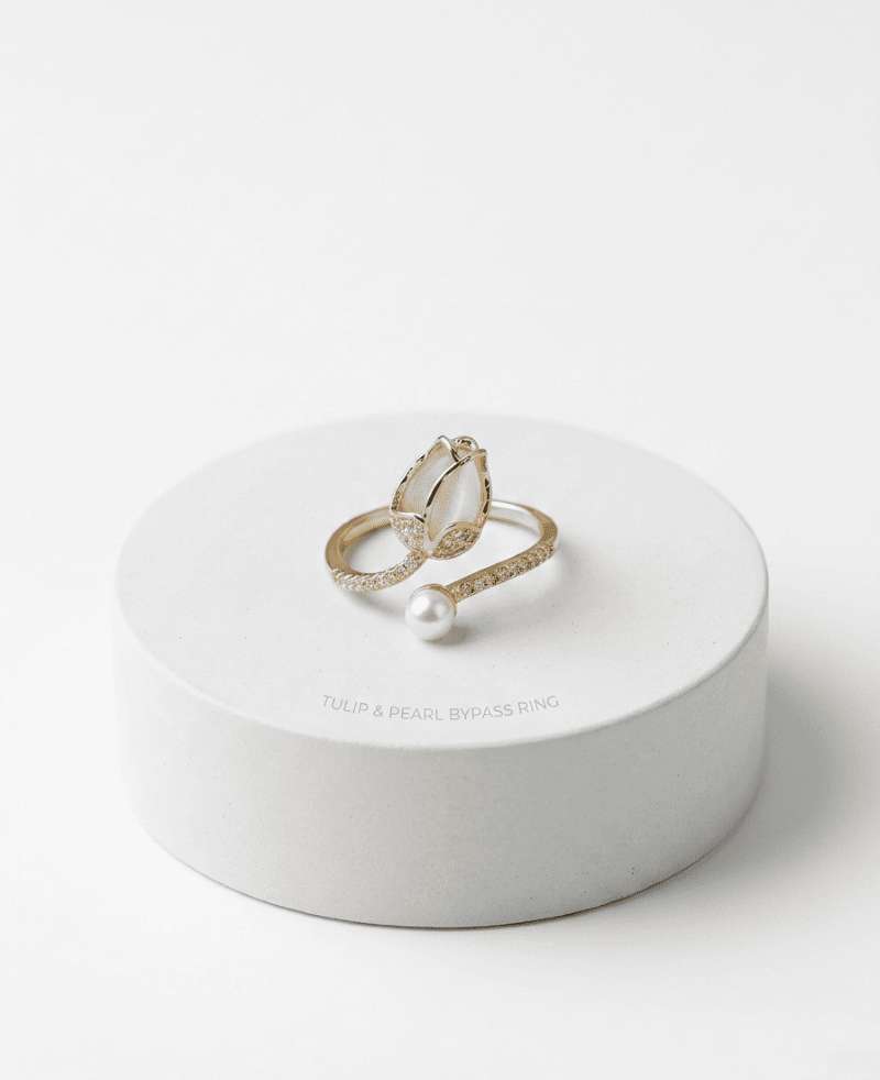 Anillo ajustable de tulipan dorado con perla