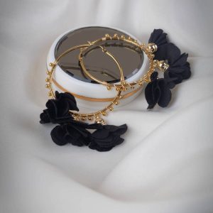 Grandes aros dorados decorados con aplicaciones de flores negras colgantes