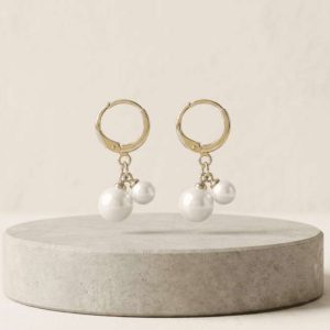 Mini argollas doradas con dijes colgantes de doble perla asimétrica