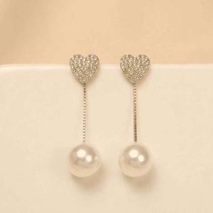 Pendientes dorados largos con botón de corazón pavé de cristales y perla colgante