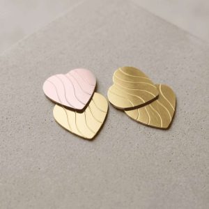 Pendientes Dúo Amour con textura de ondas satinadas en tonos dorados y rosados
