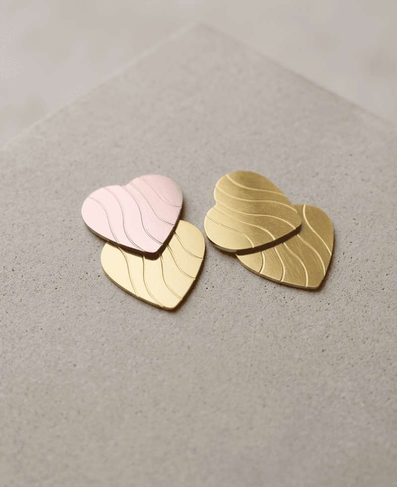 Pendientes Dúo Amour con textura de ondas satinadas en tonos dorados y rosados