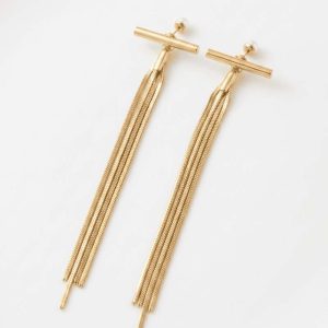 Pendientes dorados largos de diseño minimalista con barra horizontal y flecos de cadenas finas