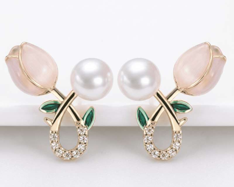 Aretes dorados de botón con diseño elegante de perlas y detalles brillantes