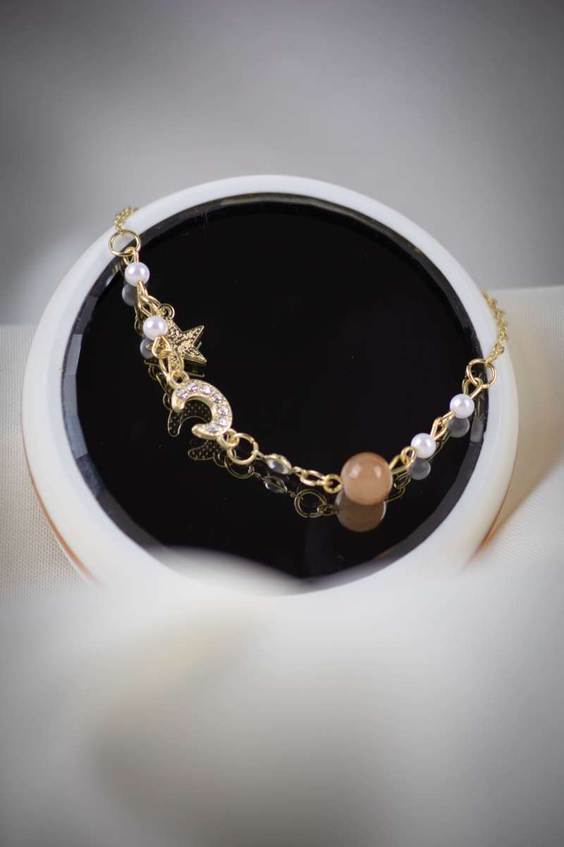 Pulsera dorada ajustable con dijes de luna creciente con zirconias, estrella y esfera de cuarzo