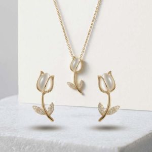 Set de collar y pendientes dorados con diseño de tulipán y piedra perlada