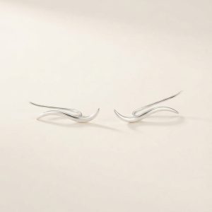 Aretes plateados de diseño lineal minimalista con silueta curva y alargada